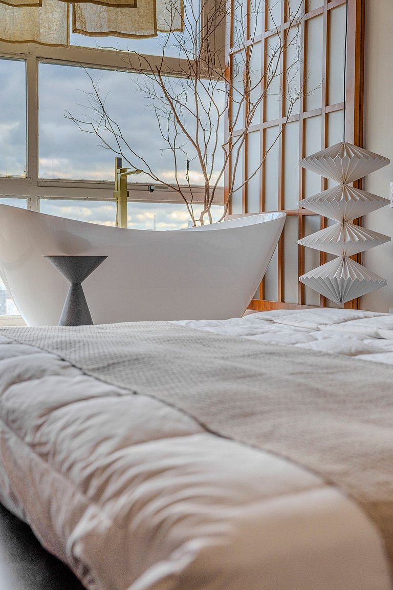 Estudio Japonés Moderno con Bañera y Vista | Centro SP