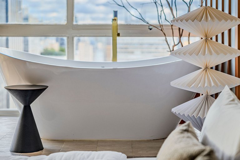 Estudio Japonés Moderno con Bañera y Vista | Centro SP