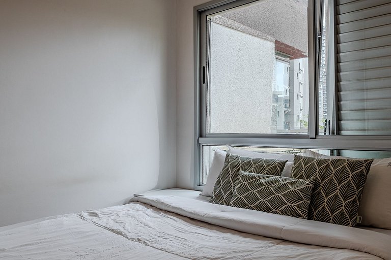 Vila Madalena com dois quartos e varanda