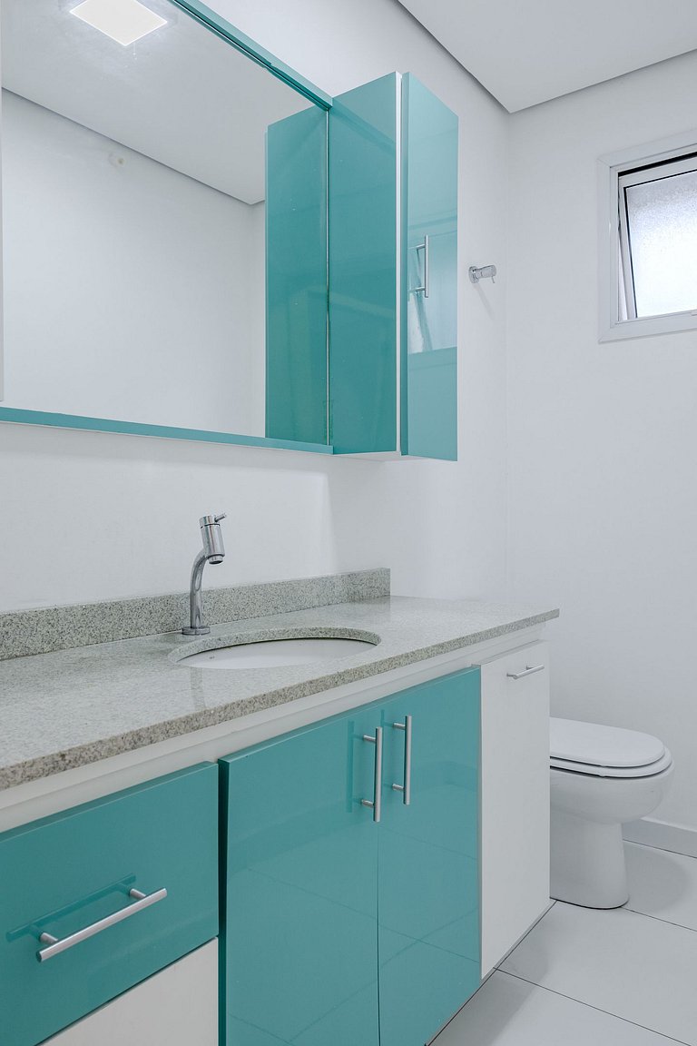 2BR Apt w/ Balcony, bbq & AC