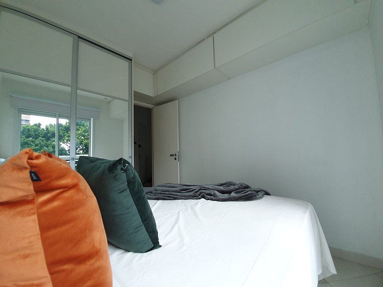 Apartamento 2 quartos em Pinheiros com garagem e AC