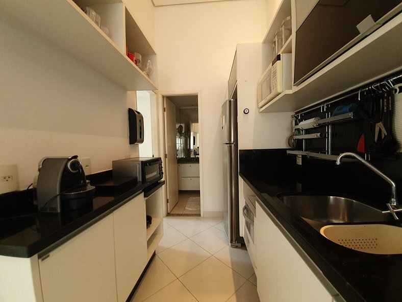 Apartamento 2 quartos em Pinheiros com garagem e AC