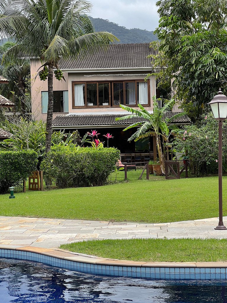 Bali House in Maresias Condominium 150m from the sea