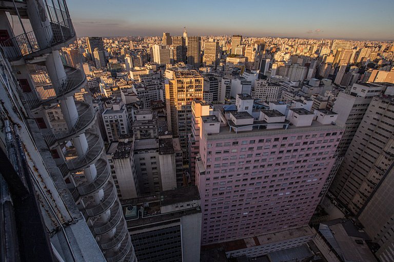 Studio retrô com São Paulo como paisagem de fundo - Ed. Copa