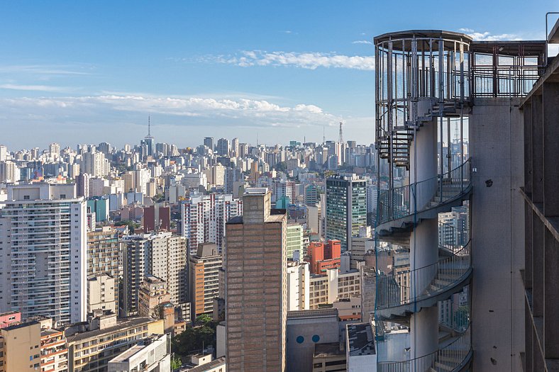 Studio retrô com São Paulo como paisagem de fundo - Ed. Copa